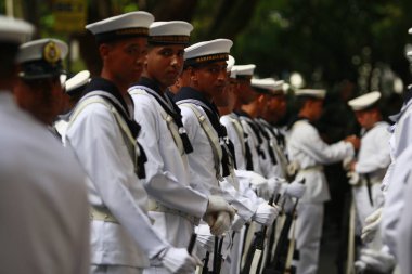 Salvador, Bahia, Brezilya - 7 Eylül 2014: Brezilya 'nın Salvador kentinde bağımsızlığını kutlamak için düzenlenen sivil-askeri geçit sırasında Brezilya Donanması' nın askeri üyeleri.