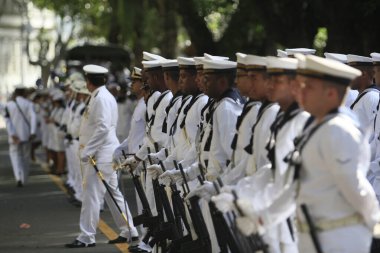 Salvador, Bahia, Brezilya - 7 Eylül 2014: Brezilya 'nın Salvador kentinde bağımsızlığını kutlamak için düzenlenen sivil-askeri geçit sırasında Brezilya Donanması' nın askeri üyeleri.