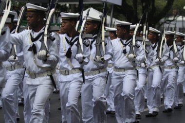 Salvador, Bahia, Brezilya - 7 Eylül 2014: Brezilya 'nın Salvador kentinde bağımsızlığını kutlamak için düzenlenen sivil-askeri geçit sırasında Brezilya Donanması' nın askeri üyeleri.