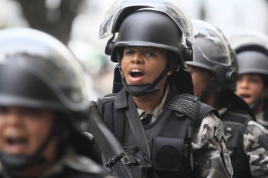 Salvador, Bahia, Brezilya - 7 Eylül 2014: Brezilya 'nın Salvador kentinde bağımsızlığını kutlamak için düzenlenen sivil-askeri geçit sırasında Bahia Askeri Polisi üyeleri.