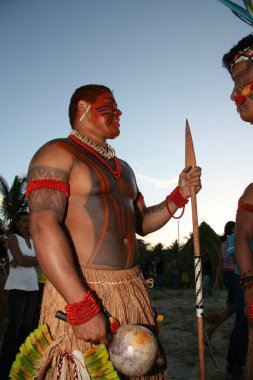 Santa Cruz Cabralia, Bahia, Brezilya - 17 Nisan 2008: Etina Pataxo 'dan yerli halk, Santa Cruz Cabralia kentindeki Coroa Vermelha köyünde oynanan yerel maçlarda görüldü..