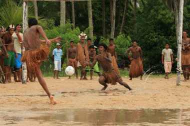 Santa Cruz Cabralia, Bahia, Brezilya - 20 Nisan 2009: Coroa Vermelha Köyü Yerel Oyunları sırasında Pataxo etnik kökenli yerli halk futbol maçı düzenliyor.