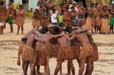 Santa Cruz Cabralia, Bahia, Brezilya - 20 Nisan 2009: Coroa Vermelha Köyü Yerel Oyunları sırasında Pataxo etnik kökenli yerli halk futbol maçı düzenliyor.