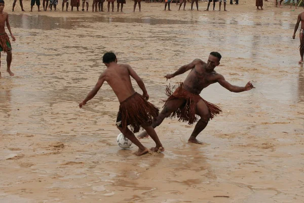 2009年4月20日ブラジル バイーア州サンタ クルス カブラリア2009年4月20日 コロア ヴェルメラ村の先住民大会でパタクス民族の先住民がサッカーの試合を行う — ストック写真