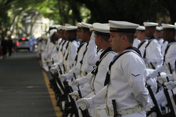 Сальвадор, Баия, Бразилия - 7 сентября 2014 года: Военнослужащие военно-морского флота Бразилии во время военно-гражданского парада в честь независимости Бразилии в городе Сальвадор.