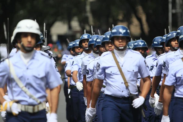 2014年9月7日 Forca Aerea Brasileira的成员在萨尔瓦多市举行的纪念巴西独立的军民阅兵式上发言 — 图库照片