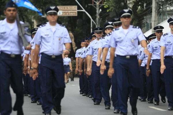 2014年9月7日 Forca Aerea Brasileira的成员在萨尔瓦多市举行的纪念巴西独立的军民阅兵式上发言 — 图库照片