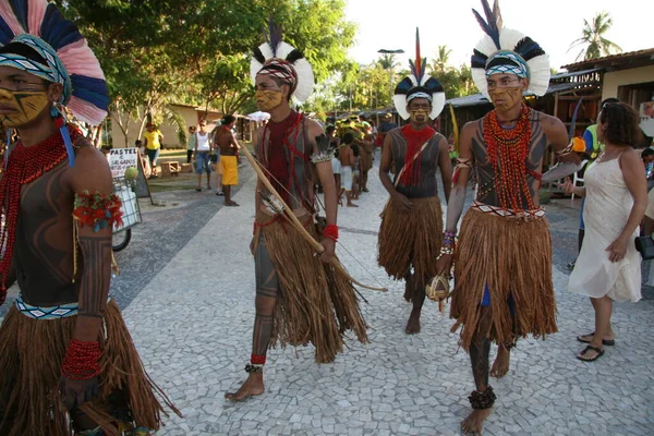 2008年4月17日ブラジル バイーア州サンタ クルス カブラリア州 エティナ パタクソ出身の先住民が サンタ クルス カブラリア市のコロア ヴェルメラ村出身の先住民の試合で見られる — ストック写真