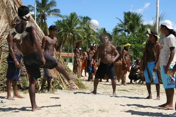 2008年4月20日ブラジル バイーア州サンタ クルス カブラリア2008年4月20日 コロア ヴェルメラ村の先住民大会でパタクス民族の先住民がサッカーの試合を行う — ストック写真