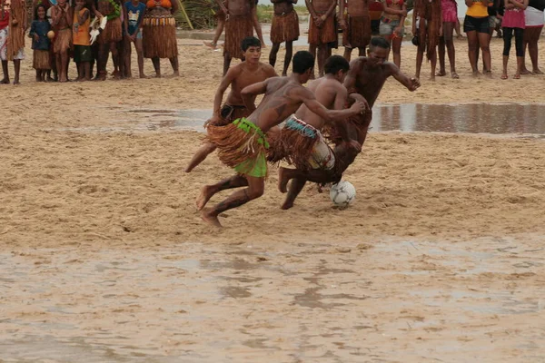 Santa Cruz Cabralia, Bahia, Brezilya - 20 Nisan 2009: Coroa Vermelha Köyü Yerel Oyunları sırasında Pataxo etnik kökenli yerli halk futbol maçı düzenliyor.