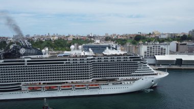 Salvador, Bahia, Brezilya - 7 Aralık 2021: Salvador limanına yaklaşırken MSC Sahil Yolcu Gemisi.