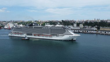 Salvador, Bahia, Brezilya - 7 Aralık 2021: Salvador limanına yaklaşırken MSC Sahil Yolcu Gemisi.