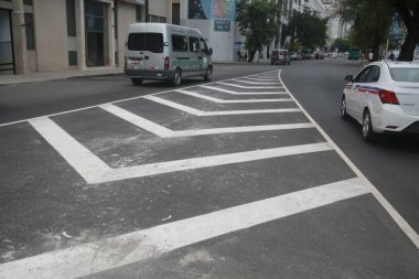 Salvador, Bahia, Brezilya - 7 Aralık 2021: Salvador 'da bir trafik sokağında asfalt üzerinde zebra şeridi.