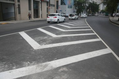 Salvador, Bahia, Brezilya - 7 Aralık 2021: Salvador 'da bir trafik sokağında asfalt üzerinde zebra şeridi.