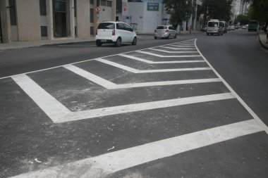 Salvador, Bahia, Brezilya - 7 Aralık 2021: Salvador 'da bir trafik sokağında asfalt üzerinde zebra şeridi.