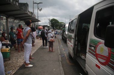 Salvador, Bahia, Brezilya - 8 Aralık 2021 Salvador 'da otobüs durağında yolcu beklerken görüldü.