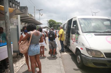 Salvador, Bahia, Brezilya - 8 Aralık 2021 Salvador 'da otobüs durağında yolcu beklerken görüldü.