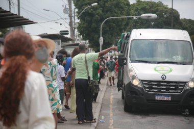 Salvador, Bahia, Brezilya - 8 Aralık 2021 Salvador 'da otobüs durağında yolcu beklerken görüldü.