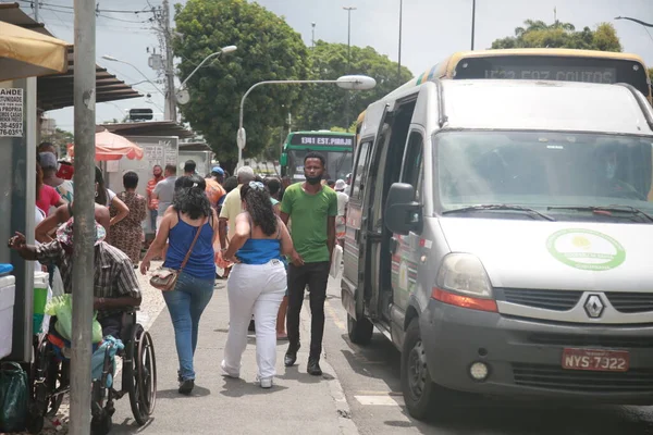 Salvador, Bahia, Brezilya - 8 Aralık 2021 Salvador 'da otobüs durağında yolcu beklerken görüldü.