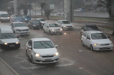 Salvador, Bahia, Brezilya - dezembro 9, 2021: Salvador şehrinde sağanak yağmur nedeniyle sel basmış bir caddede seyahat eden araçlar.