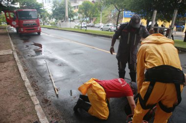 Salvador, Bahia, Brezilya - 9 Aralık 2021: İtfaiye ekipleri Salvador 'daki kanalizasyon sisteminde kayıp birini arıyor..