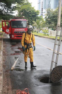 Salvador, Bahia, Brezilya - 9 Aralık 2021: İtfaiye ekipleri Salvador 'daki kanalizasyon sisteminde kayıp birini arıyor..