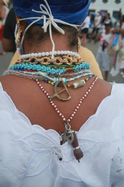 Salvador, Bahia, Brezilya - 8 Aralık 2021: Candomble üyesi Salvador şehrindeki dini bir etkinlik sırasında dini süsler giyer.