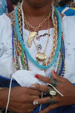 Salvador, Bahia, Brezilya - 8 Aralık 2021: Candomble üyesi Salvador şehrindeki dini bir etkinlik sırasında dini süsler giyer.