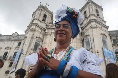 Salvador, Bahia, Brezilya - 8 Aralık 2021: Candomble üyesi Salvador şehrindeki dini bir etkinlik sırasında dini süsler giyer.