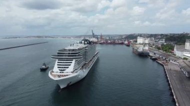 Salvador, Bahia, Brezilya - 7 Aralık 2021: Salvador limanına yaklaşırken MSC Sahil Yolcu Gemisi.
