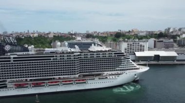Salvador, Bahia, Brezilya - 7 Aralık 2021: Salvador limanına yaklaşırken MSC Sahil Yolcu Gemisi.