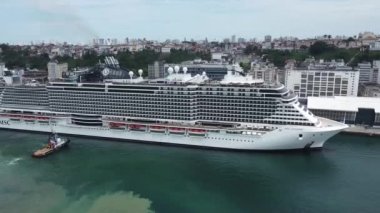 Salvador, Bahia, Brezilya - 7 Aralık 2021: Salvador limanına yaklaşırken MSC Sahil Yolcu Gemisi.