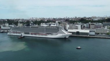 Salvador, Bahia, Brezilya - 7 Aralık 2021: Salvador limanına yaklaşırken MSC Sahil Yolcu Gemisi.