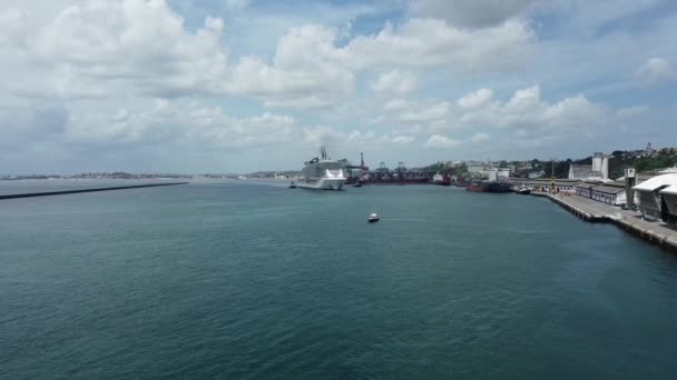 2021年12月7日 在萨尔瓦多港进港途中的海安会海滨游轮 — 图库视频影像
