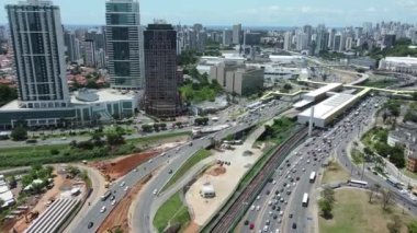 Salvador, Bahia, Brezilya - 26 Kasım 2021: Salvador şehrindeki Ligacao Iguatemi Paralela bölgesindeki trafik hareketinin hava görüntüsü.