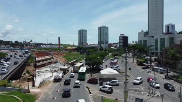 ブラジルのバヒア州サラドール 2021年11月26日 サルバドール市のLigacao Iguatemi Paralela地域の交通移動の空中ビュー — ストック動画