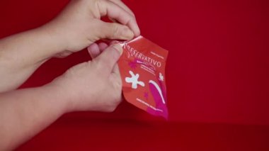 Salvador, Bahia, Brezilya - 6 Aralık 2021: Salvador 'da kadın prezervatifi tutan kadın.