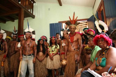 Porto seguro, Bahia, Brezilya - 27 Şubat 2008: Bahia 'nın güneyindeki köyleri için düzenlenen Sağlık Hizmetleri protestosu sırasında etinia Pataxo' nun yerli halkı.