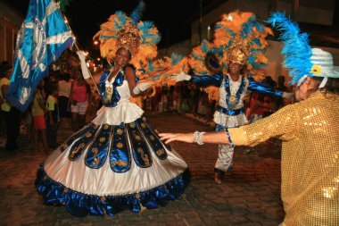 Caravelas, Bahia, Brezilya - 22 Şubat 2009: Caravelas şehrindeki karnaval sırasında Irmaos Portela Samba Okulu geçidi.