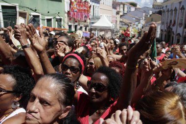 Salvador, Bahia, Brezilya - 4 Aralık 2015: Santa Barbara, Salvador 'daki Largo do Pelourinho' da Noel Baba 'ya Övülen Ayin sırasında.