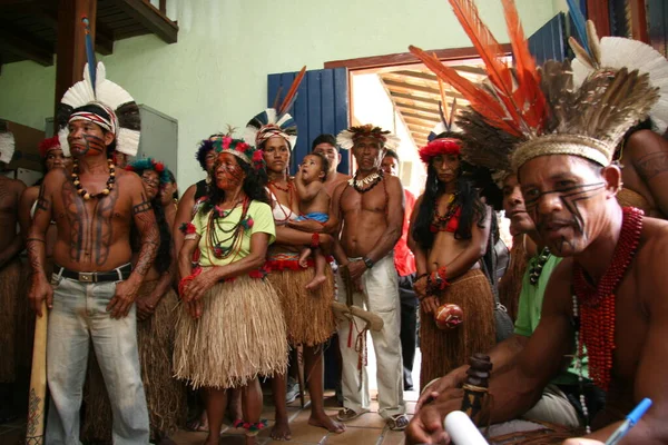Porto seguro, Bahia, Brezilya - 27 Şubat 2008: Bahia 'nın güneyindeki köyleri için düzenlenen Sağlık Hizmetleri protestosu sırasında etinia Pataxo' nun yerli halkı.