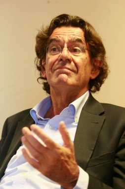 Salvador, Bahia, Brezilya - Eylül 2015: Luc Ferry, Salvador şehrindeki bir konferans sırasında laik hümanizmin filozof ve savunucusu.