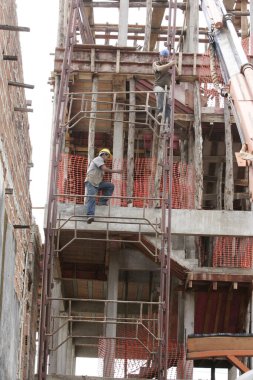 Eunapolis, Bahia, Brezilya - 25 Ağustos 2009: Eunapolis şehrinde inşaatta çalışan inşaat işçileri.