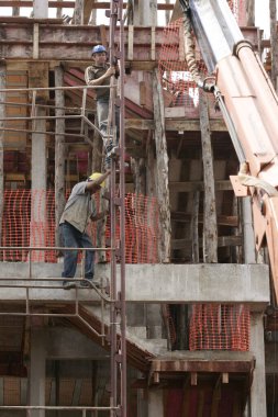 Eunapolis, Bahia, Brezilya - 25 Ağustos 2009: Eunapolis şehrinde inşaatta çalışan inşaat işçileri.