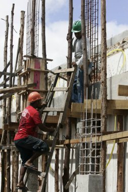 Eunapolis, Bahia, Brezilya - 25 Ağustos 2009: Eunapolis şehrinde inşaatta çalışan inşaat işçileri.