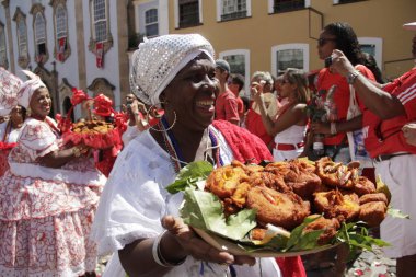 Salvador, Bahia, Brezilya - 4 Aralık 2015: Baiana, Salvador 'daki Pelourinho kentinde Santa Barbara' nın onuruna ayin sırasında acaraje taşıdı.