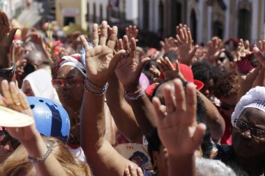 Salvador, Bahia, Brezilya - 4 Aralık 2015: Salvador şehrinin tarihi merkezi Pelourinho 'da Santa Barbara' nın anısına yapılan ayin sırasında eller kaldırıldı.