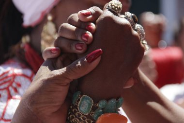 Salvador, Bahia, Brezilya - 4 Aralık 2015: Salvador şehrinin tarihi merkezi Pelourinho 'da Santa Barbara' nın anısına yapılan ayin sırasında eller kaldırıldı.