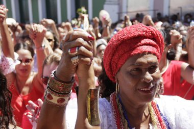 Salvador, Bahia, Brezilya - 4 Aralık 2015: Salvador şehrinin tarihi merkezi Pelourinho 'da Santa Barbara' nın anısına yapılan ayin sırasında eller kaldırıldı.