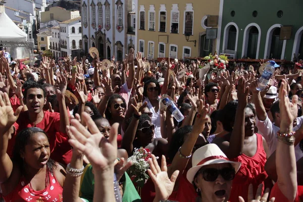2015年12月4日ブラジル バイーア州サラドール サルバドール市の歴史的中心部ペルーリーニョにあるサンタバーバラに敬意を表し ミサ中に挙げられた手 — ストック写真